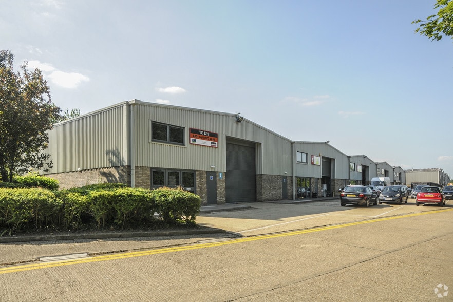 HASLEMERE INDUSTRIAL ESTATE portfolio of 3 properties for sale on LoopNet.com - Primary Photo - Image 3 of 3