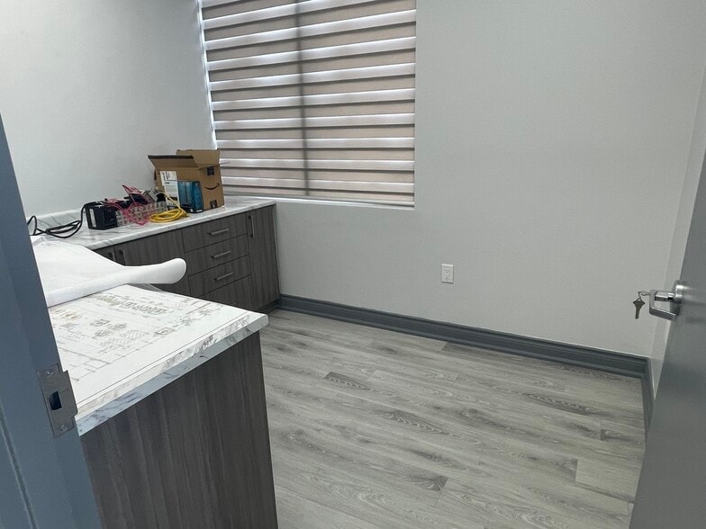 1241 Strasburg Rd, Kitchener, ON for sale - Interior Photo - Image 3 of 24