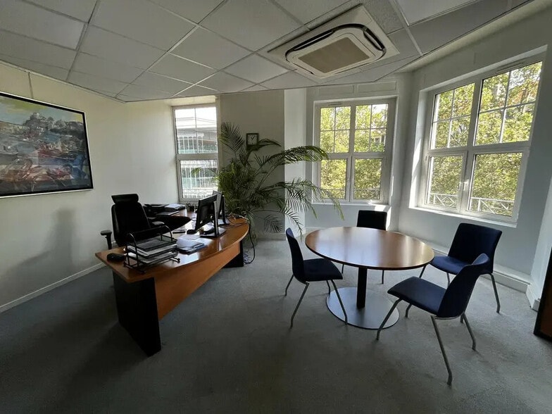 Office in Lyon for lease - Interior Photo - Image 3 of 24