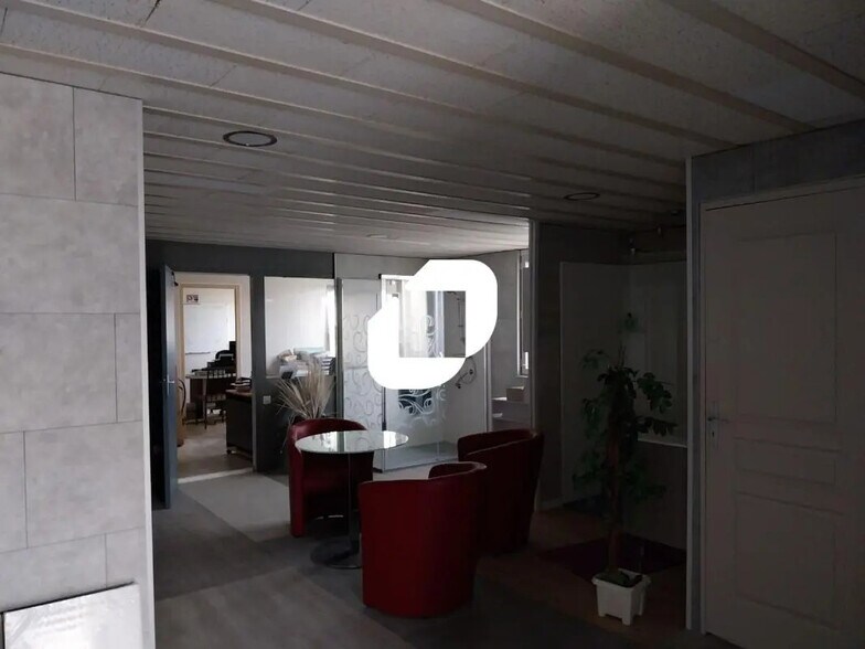 Flex in Carquefou for lease - Interior Photo - Image 2 of 14