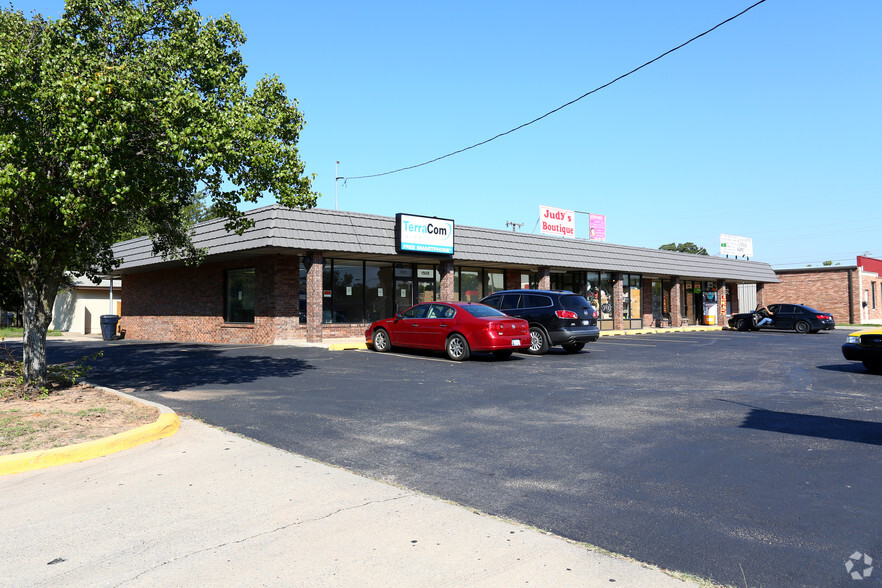 1501-1511 N Rockwell Ave, Oklahoma City, OK for lease - Primary Photo - Image 1 of 18