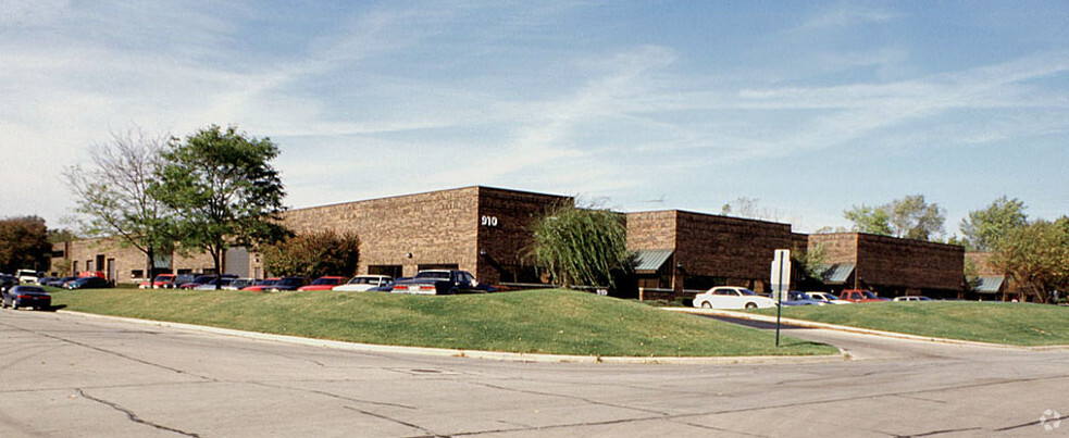 910 Riverside Dr, Elmhurst, IL for lease - Building Photo - Image 3 of 8