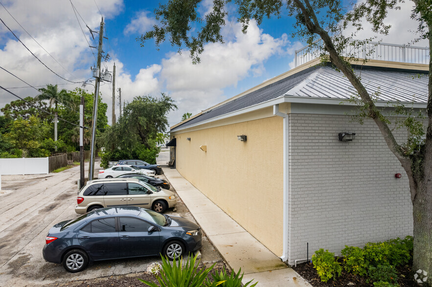 680 Tamiami Trl N, Naples, FL for lease - Building Photo - Image 3 of 4