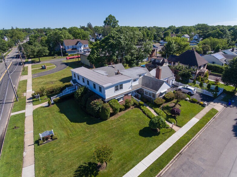 431 Deer Park Ave, Babylon, NY 11702