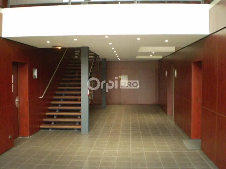 Office in Reims for lease - Lobby - Image 2 of 7