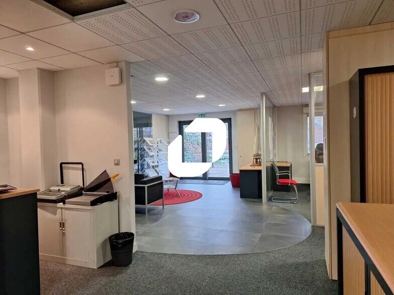 Office in Massy for lease - Lobby - Image 2 of 11
