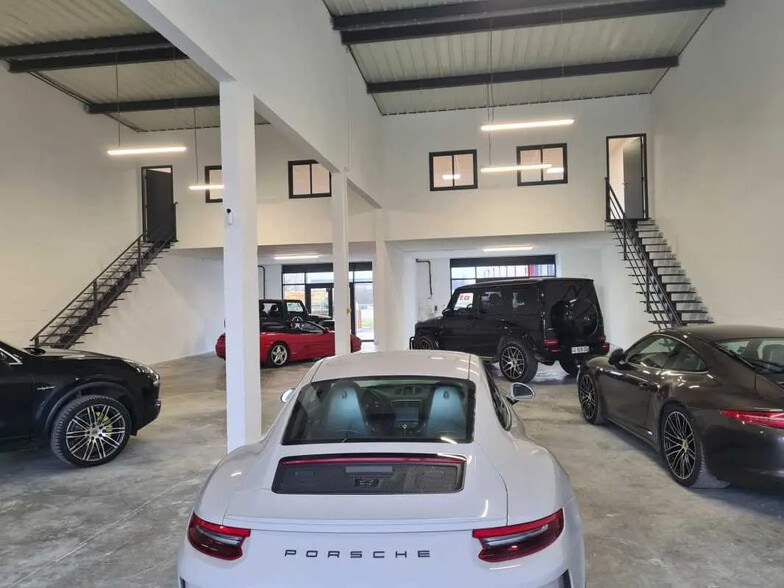 Flex in SAINT-JEAN-D'ILLAC for lease - Interior Photo - Image 2 of 7