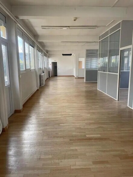 Office in Nanterre for lease - Interior Photo - Image 3 of 9