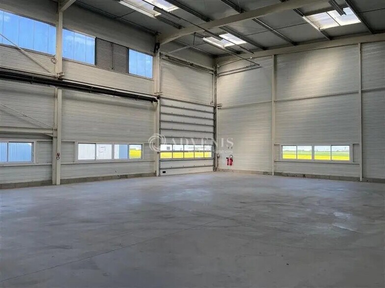 Flex in Villebarou for lease - Building Photo - Image 3 of 6