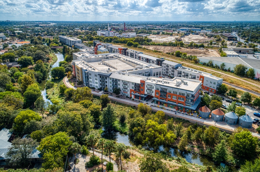 423 Blue Star, San Antonio, TX for lease - Building Photo - Image 2 of 23