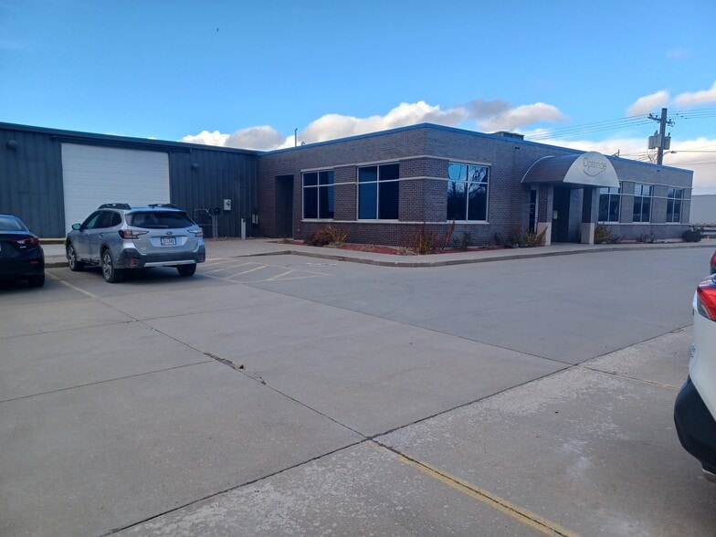 883 Shaver Rd NE, Cedar Rapids, IA for lease - Building Photo - Image 2 of 66