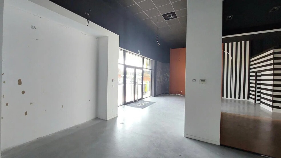 Retail in Chasseneuil-du-Poitou for lease - Interior Photo - Image 2 of 5