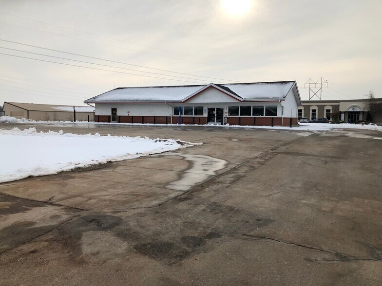 915 E Main St, Winneconne, WI 54986