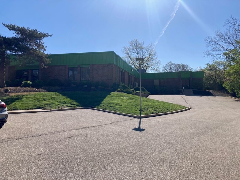 7830 Freeway Cir, Middleburg Heights, OH for sale - Building Photo - Image 3 of 4