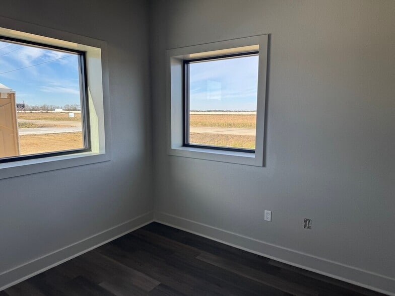 8240 Bo Alfred Pl, Beaumont, TX for lease - Interior Photo - Image 3 of 14