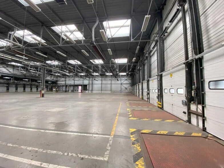 Flex in Roubaix for lease - Building Photo - Image 1 of 11