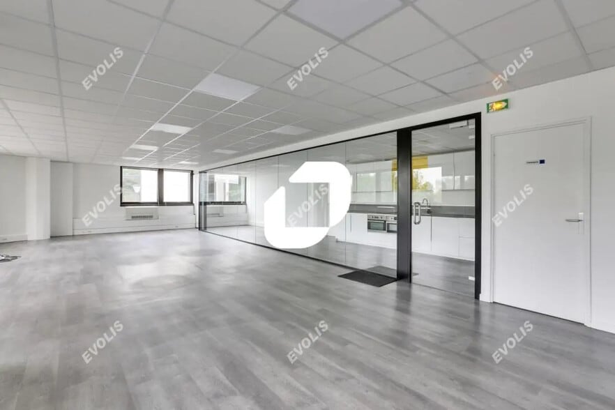 Office in Lognes for lease - Interior Photo - Image 1 of 10