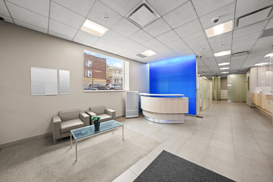 7809 Metropolitan Ave, Middle Village, NY for lease - Building Photo - Image 3 of 16