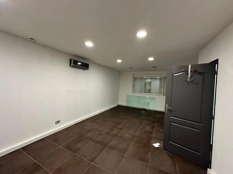 Industrial in Roquebrune-sur-Argens for sale - Interior Photo - Image 3 of 7