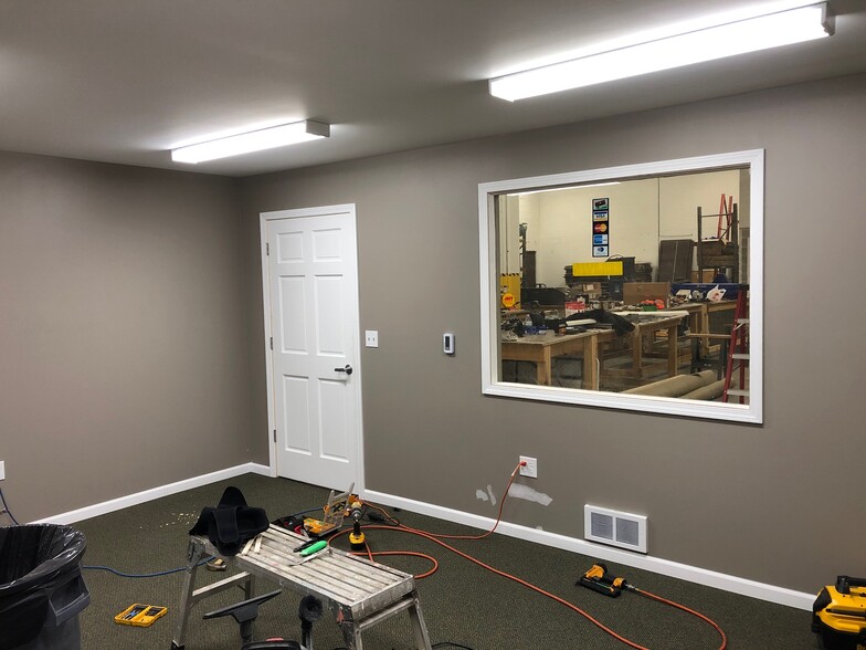 16225-16237 W Ryerson Rd, New Berlin, WI for lease - Interior Photo - Image 2 of 15