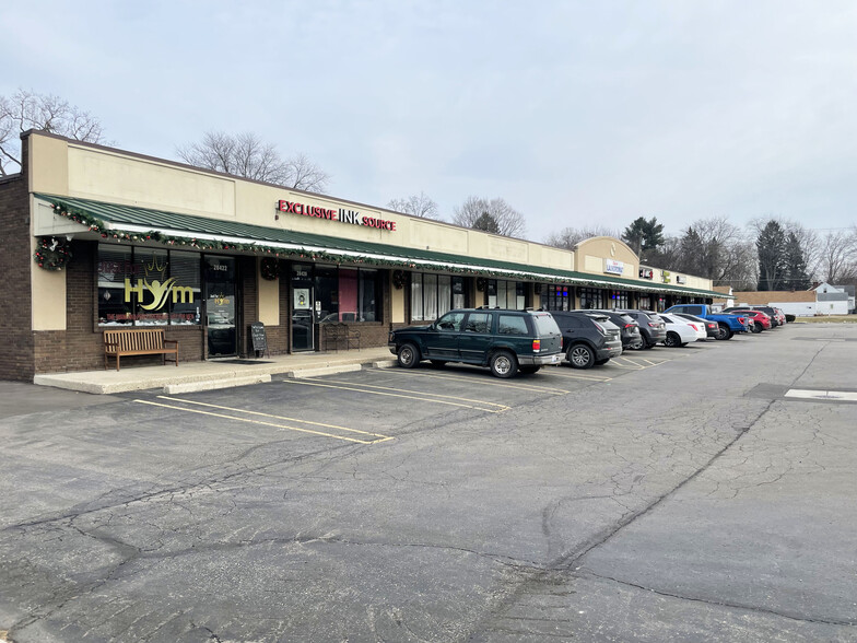 28400-28422 5 Mile Rd, Livonia, MI for lease - Building Photo - Image 2 of 8