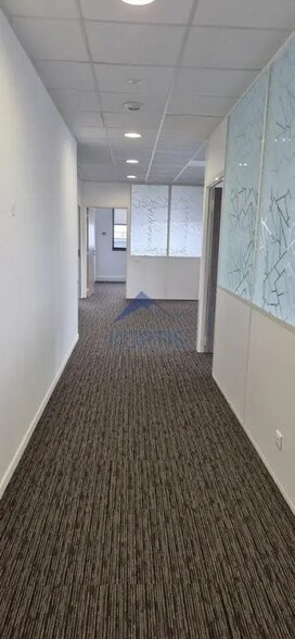 Office in Meyzieu for lease - Interior Photo - Image 1 of 7