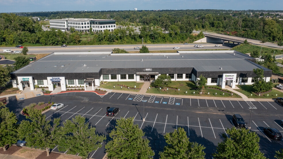 1001 S 52nd St, Rogers, AR for lease - Primary Photo - Image 1 of 5