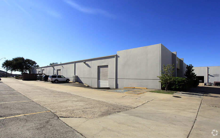 9149-9151 Wallisville Rd, Houston, TX for lease - Building Photo - Image 2 of 6