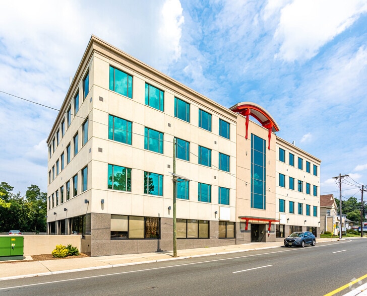 1 Broadway, Elmwood Park, NJ for lease - Building Photo - Image 3 of 7