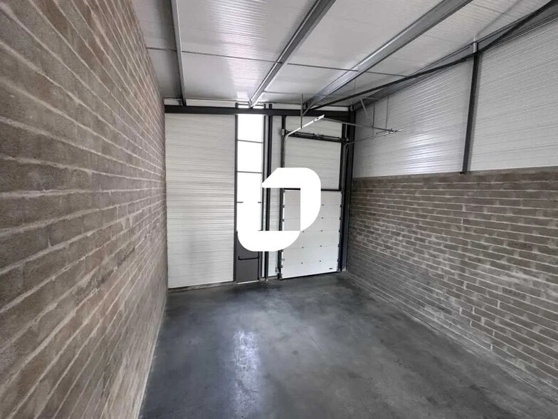 Flex in Beychac-et-Caillau for lease - Interior Photo - Image 3 of 5