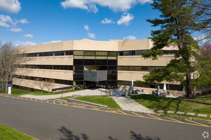 300 Executive Dr, West Orange, NJ for lease - Primary Photo - Image 3 of 16