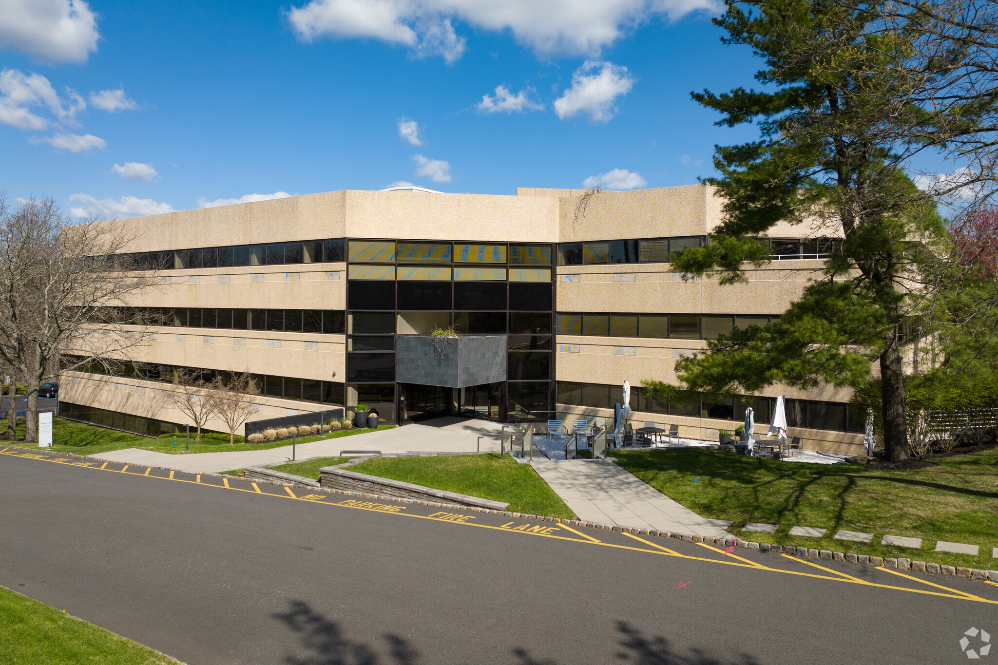 300 Executive Dr, West Orange, NJ for lease Building Photo- Image 1 of 17