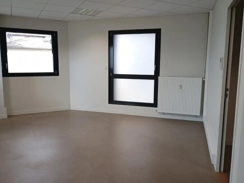 9 Place De L'Europe, Lentilly for sale - Interior Photo - Image 3 of 10