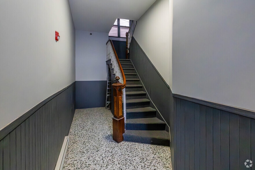 1074 Summit Ave, Jersey City, NJ for sale - Interior Photo - Image 3 of 28