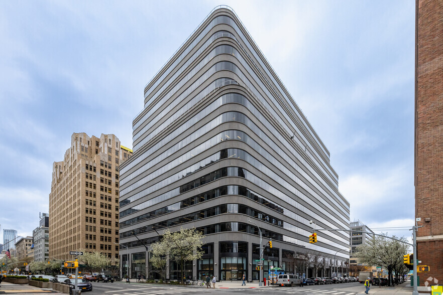 375 Hudson St, New York, NY for lease - Building Photo - Image 2 of 5