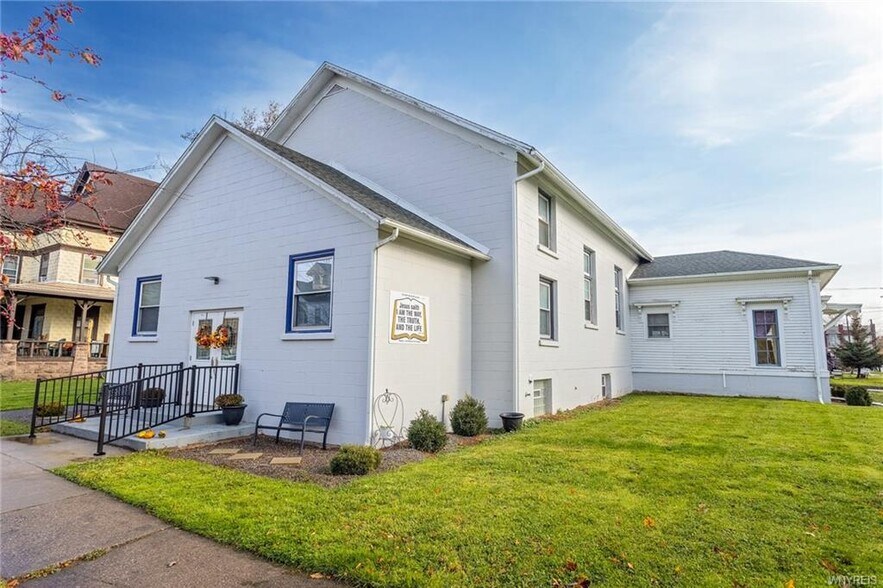 120 Park Ave, Medina, NY for sale - Building Photo - Image 1 of 1