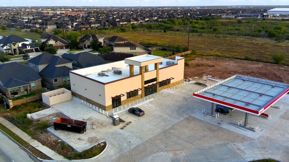 8426 Grand Mission Blvd, Richmond, TX for lease - Building Photo - Image 3 of 6
