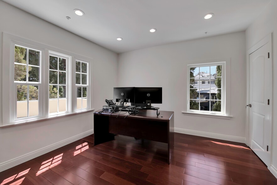 1112 N Sherbourne Dr, West Hollywood, CA for lease - Interior Photo - Image 1 of 29