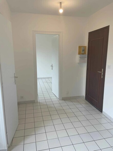 55 Chemin Du Pré Blanc, Massieux for lease - Interior Photo - Image 2 of 7