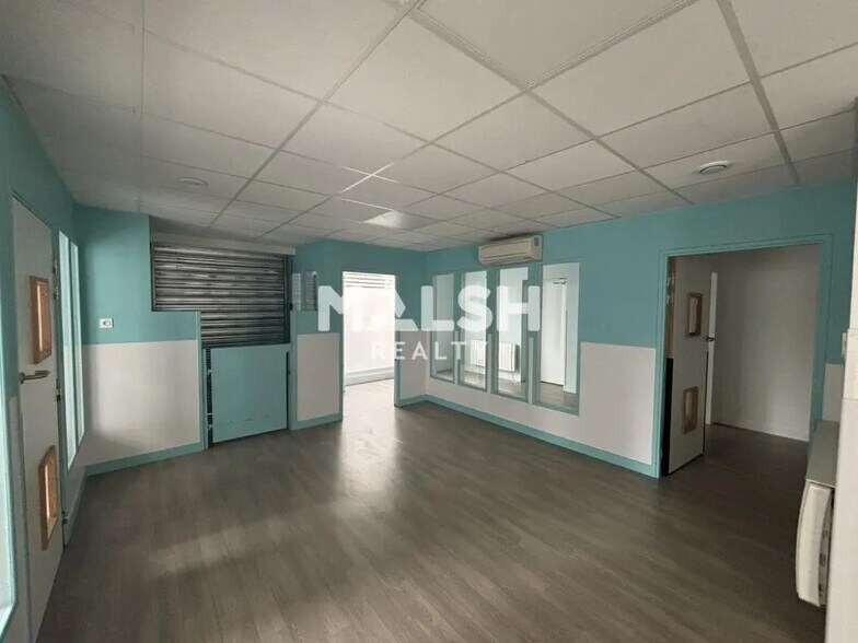 Office in Lyon for lease - Building Photo - Image 3 of 11