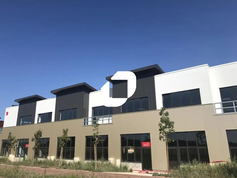 Flex in Saint-Pierre-du-Perray for lease - Building Photo - Image 1 of 9