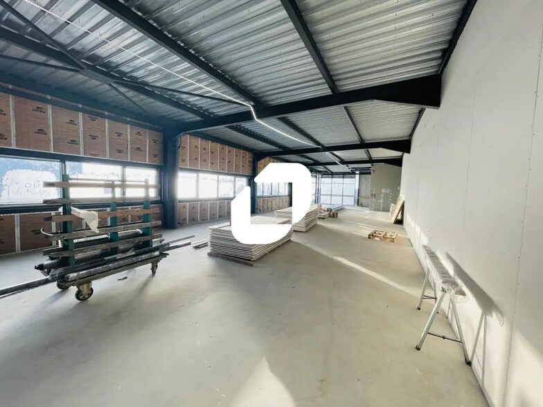 Flex in Courtry for lease - Interior Photo - Image 2 of 4