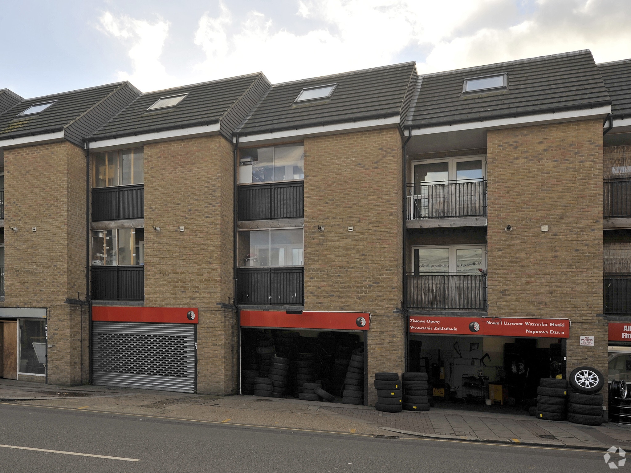 864 Garratt Ln, London for sale Primary Photo- Image 1 of 3