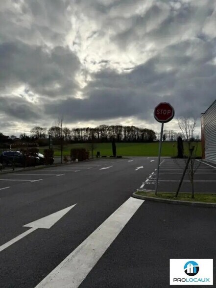 Retail in Beauvais for lease - Building Photo - Image 3 of 7