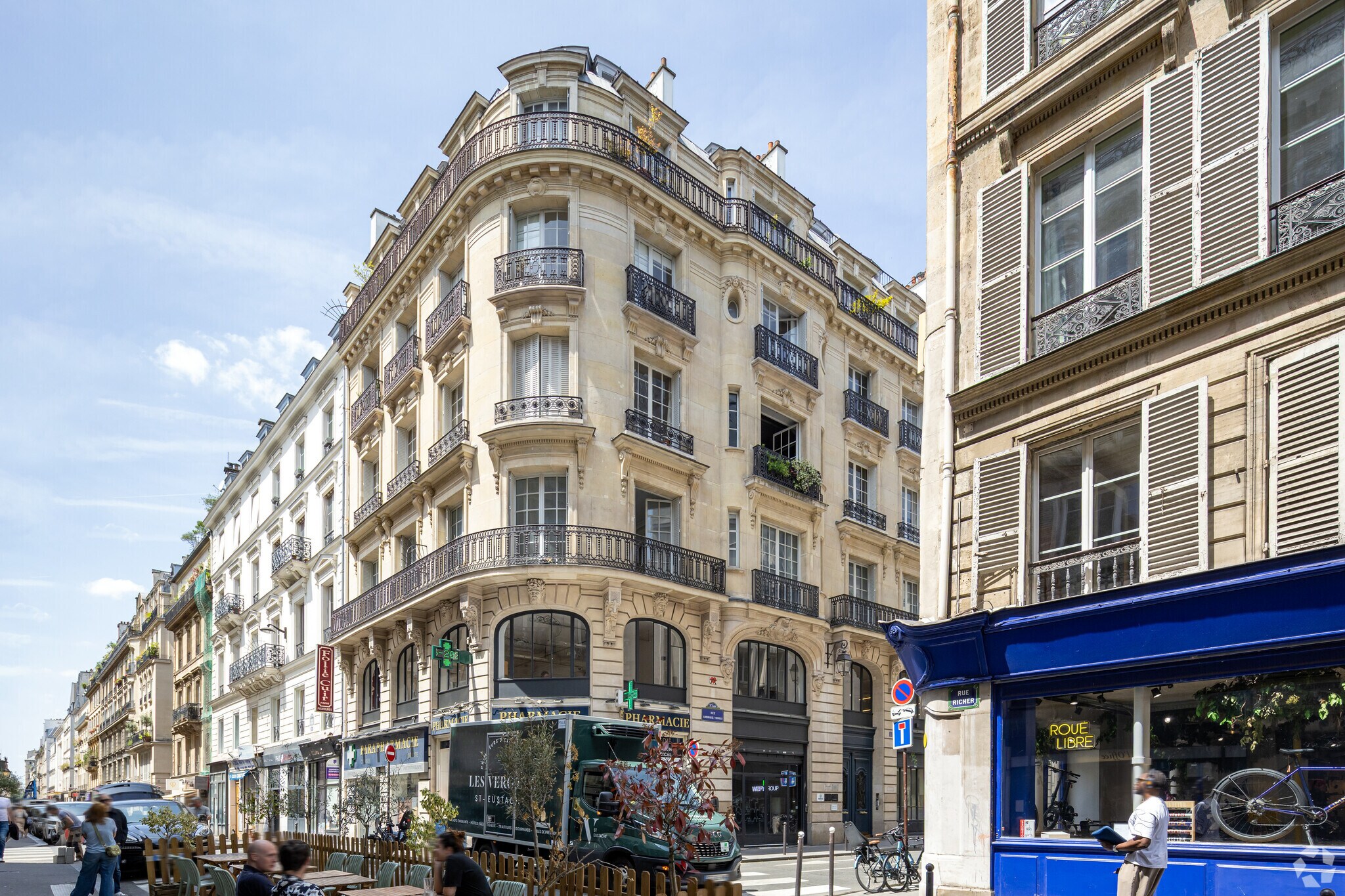 Office in Paris for sale Primary Photo- Image 1 of 6