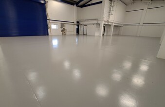 24 Willow Ln, Mitcham for lease Interior Photo- Image 2 of 3