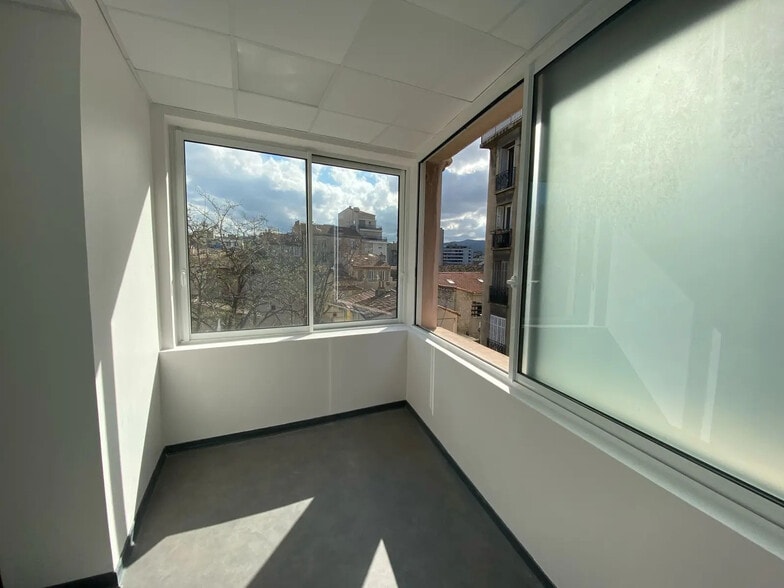 Office in Marseille for lease - Interior Photo - Image 3 of 9