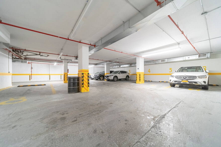 124-28 Queens Blvd, Kew Gardens, NY for lease - Interior Photo - Image 2 of 2