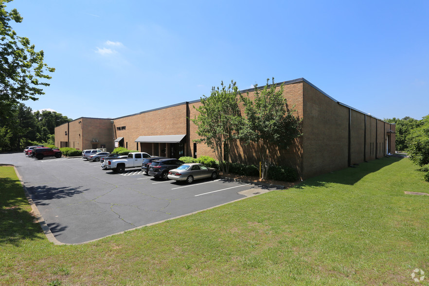 1700 Oakbrook Dr, Norcross, GA for lease - Primary Photo - Image 1 of 3