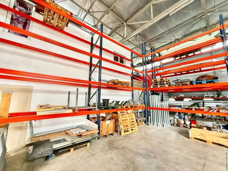 Industrial in Saint-Raphaël for lease - Interior Photo - Image 2 of 13